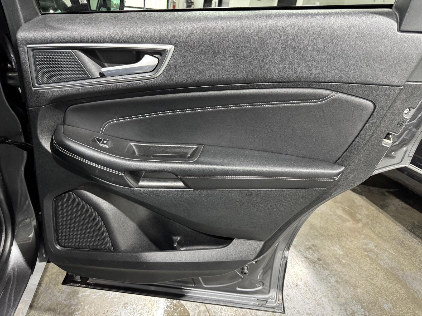 Vehicle photo 24