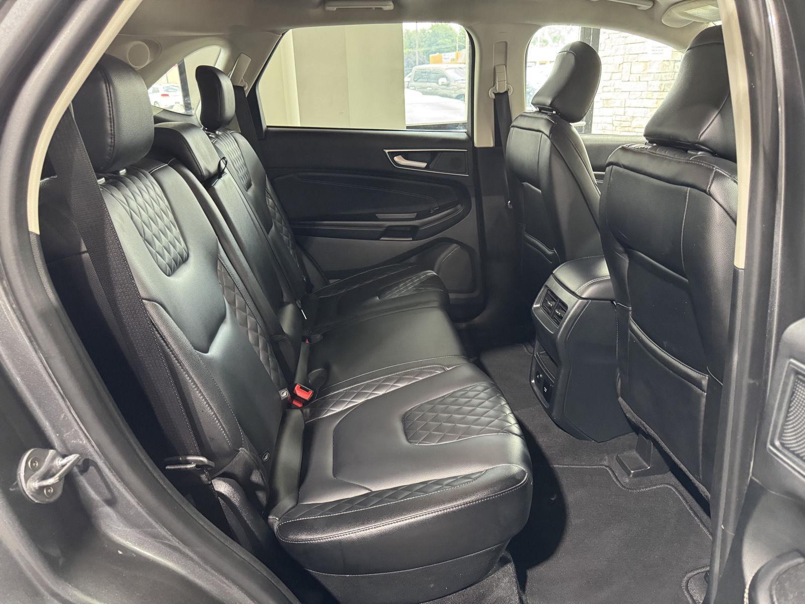 Vehicle photo 25