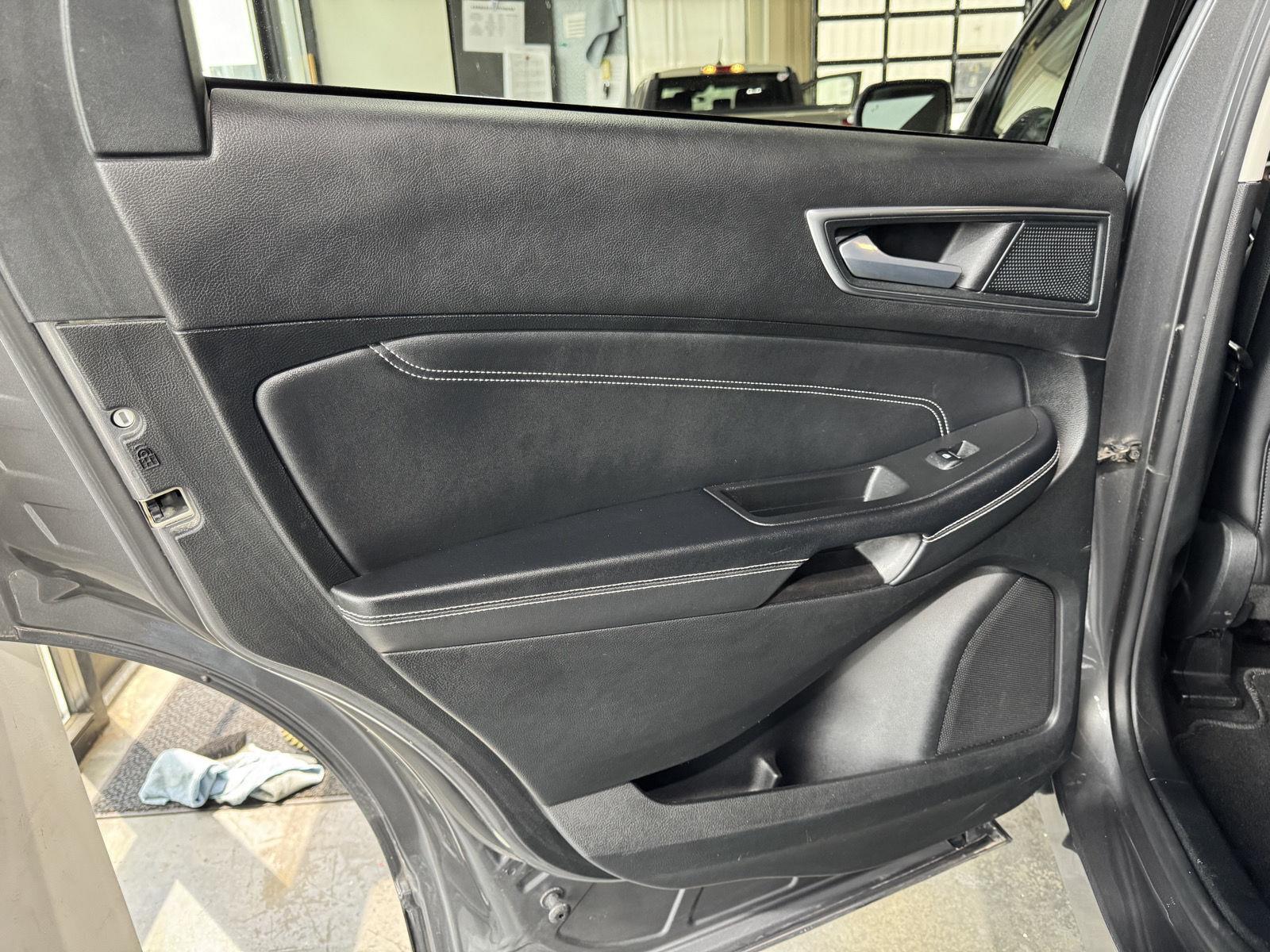 Vehicle photo 26