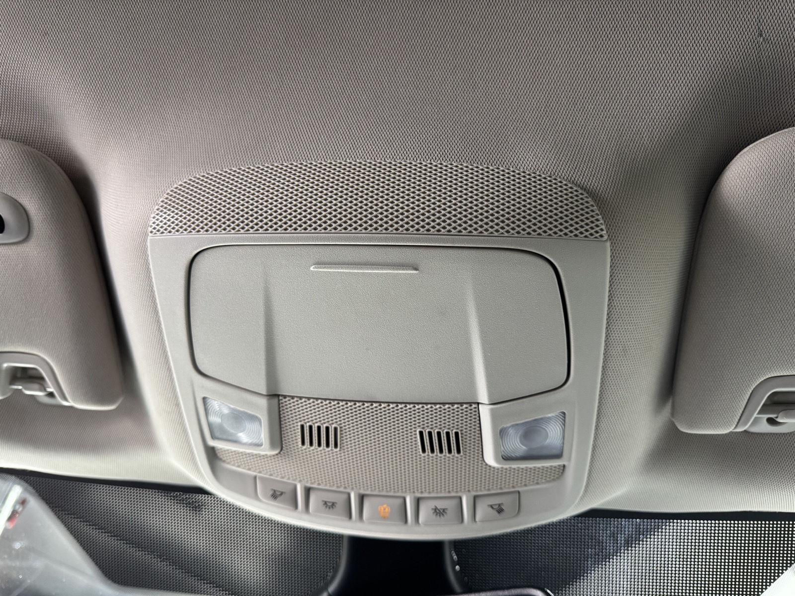 Vehicle photo 28