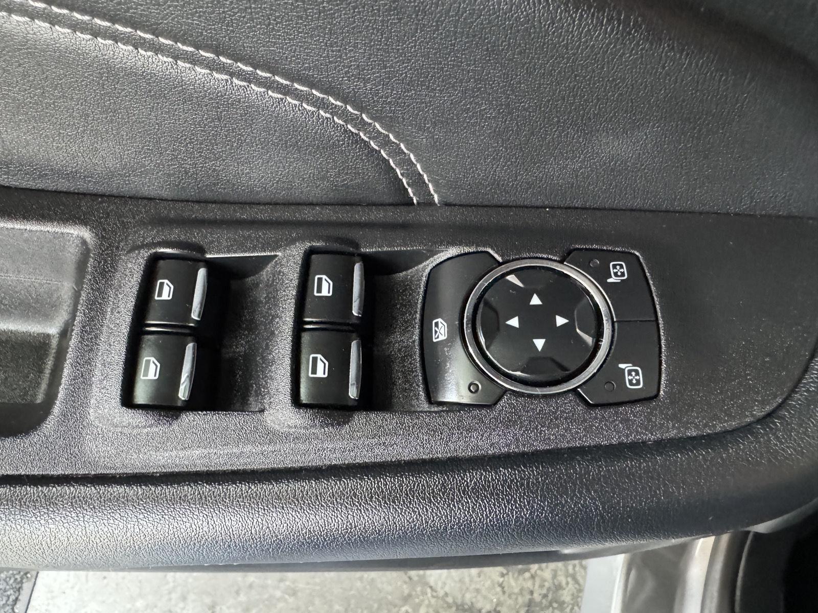 Vehicle photo 34