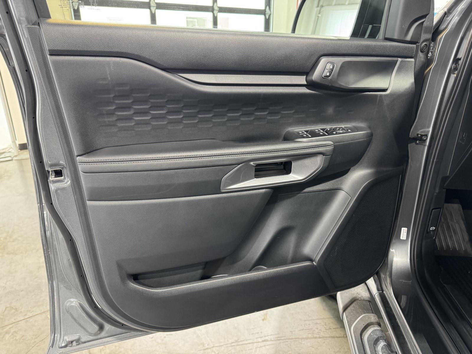 Vehicle photo 17