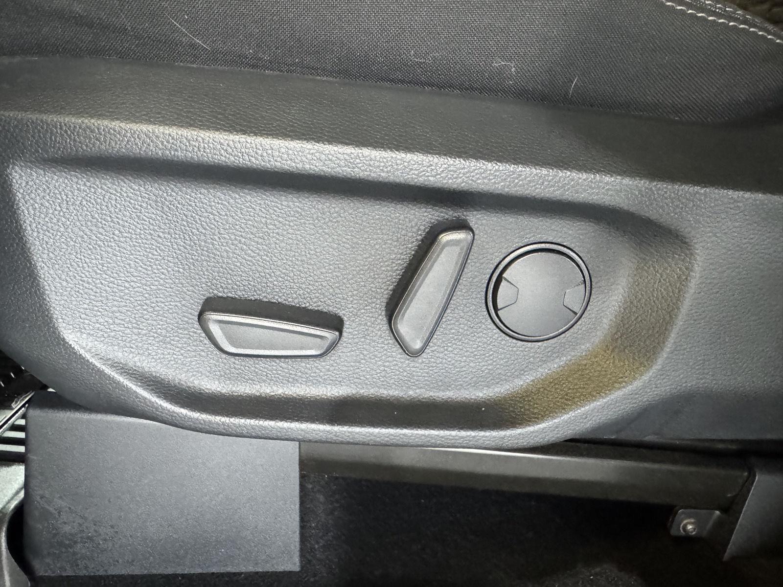 Vehicle photo 19