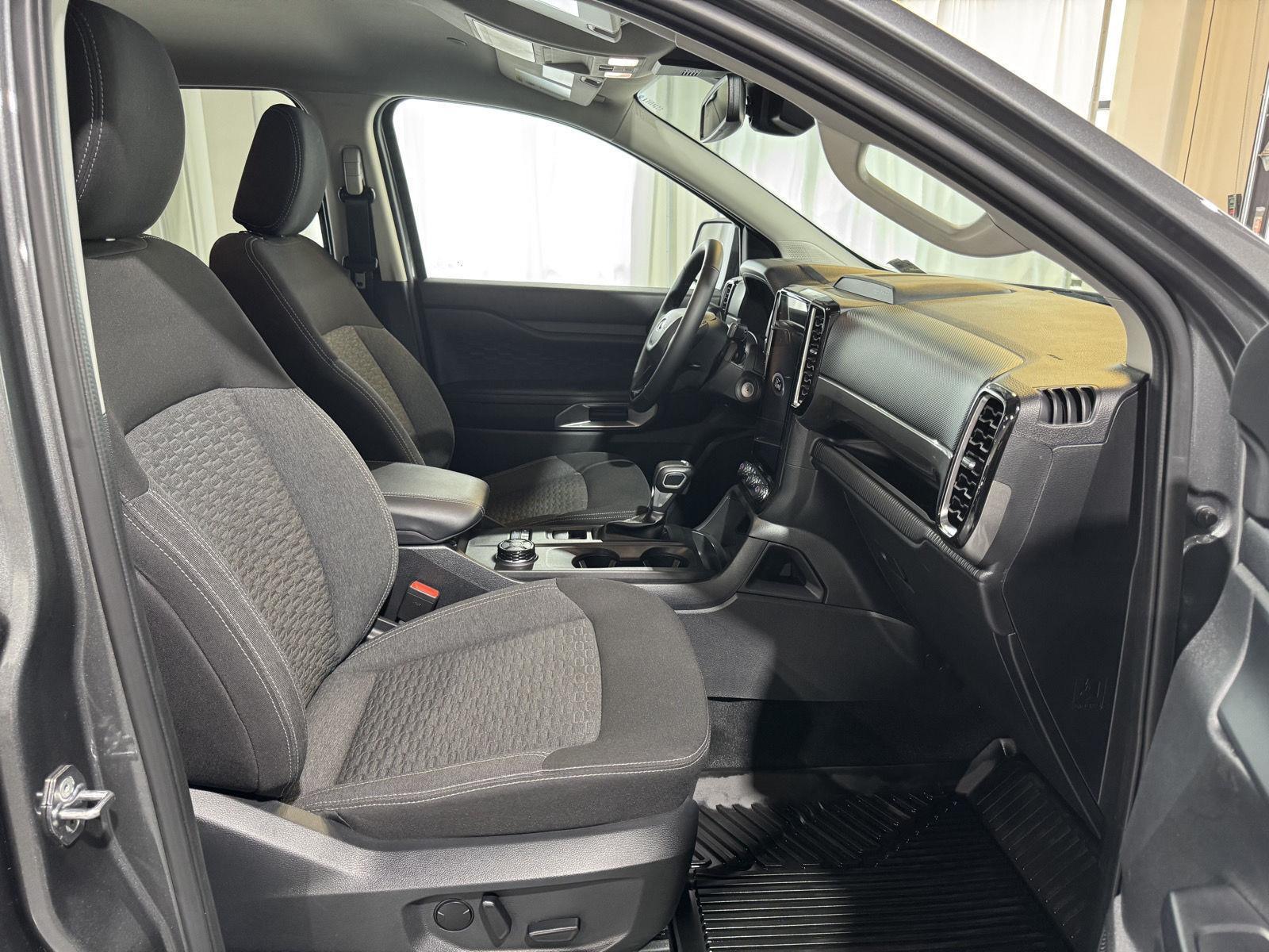 Vehicle photo 23