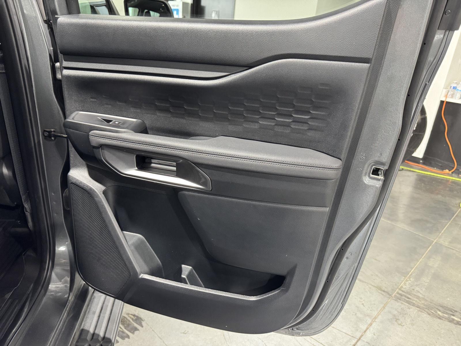 Vehicle photo 24