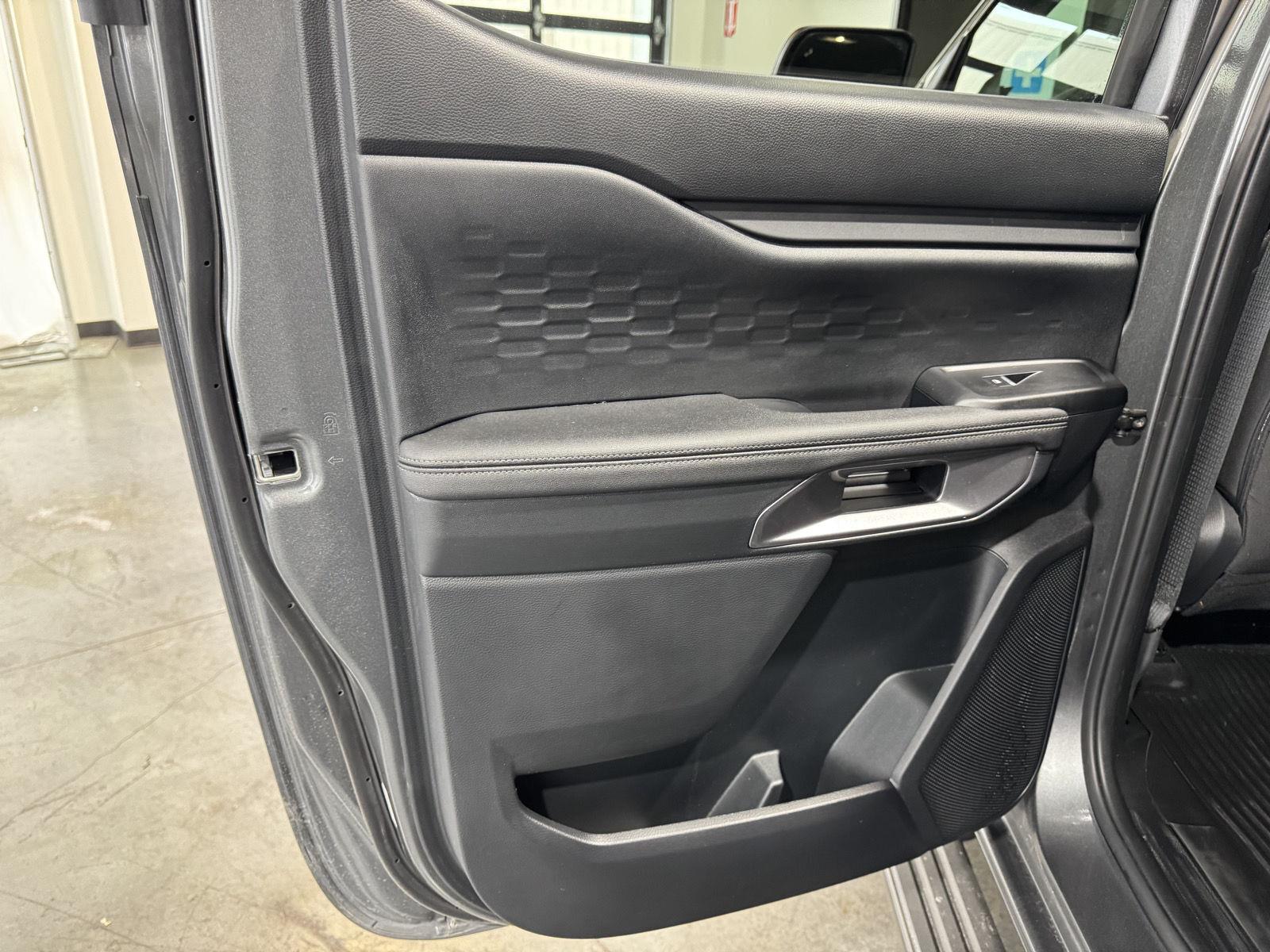 Vehicle photo 26