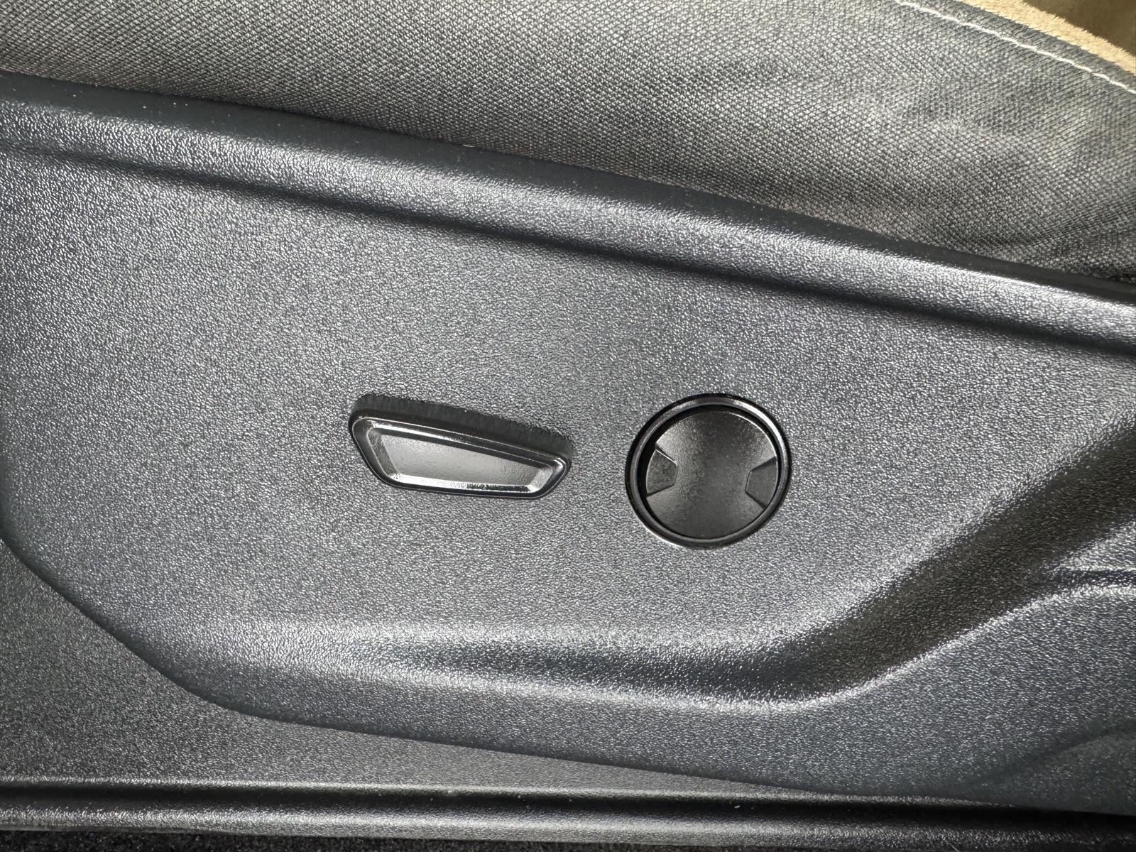 Vehicle photo 19