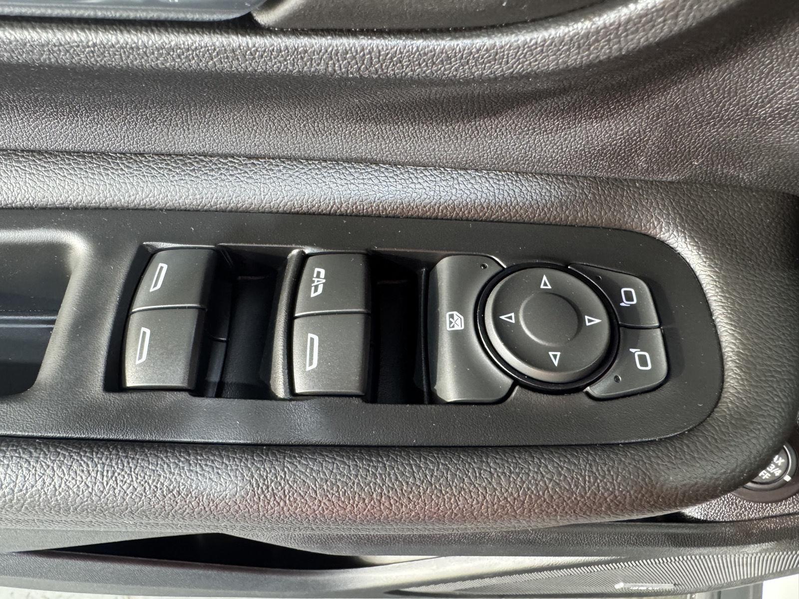 Vehicle photo 38