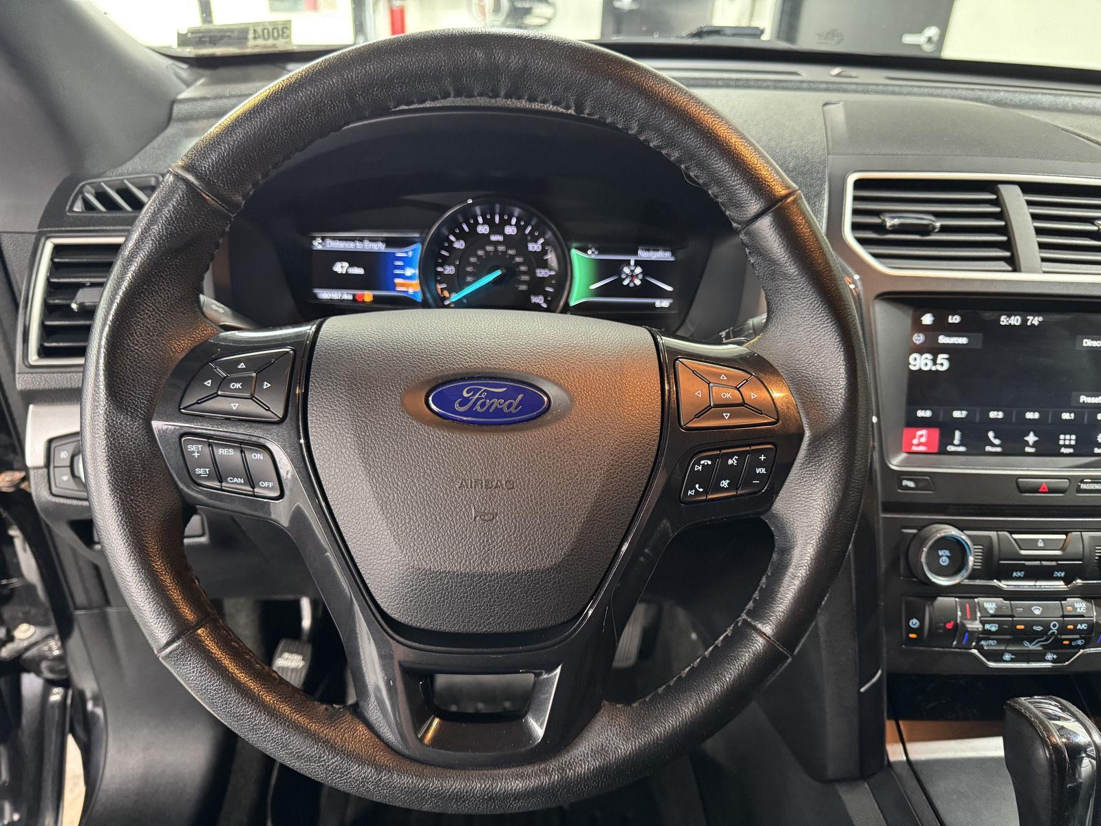 Vehicle photo 12