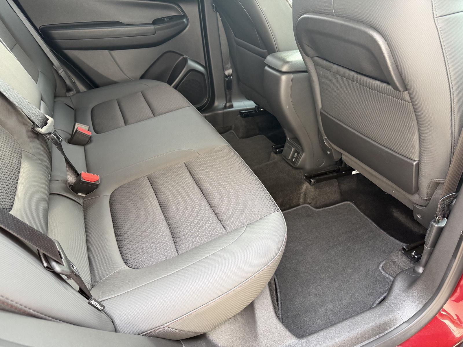 Vehicle photo 19