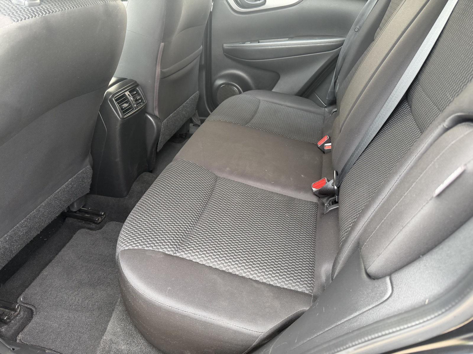 Vehicle photo 14