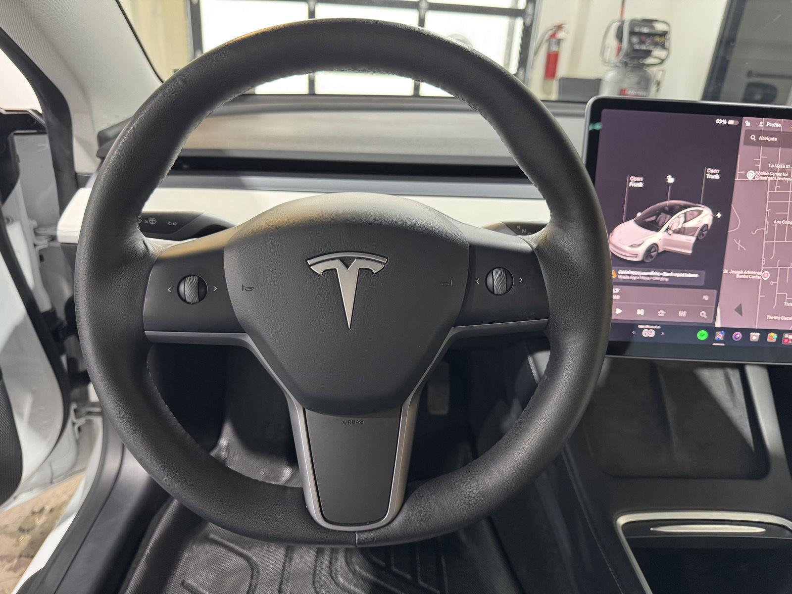 Vehicle photo 12