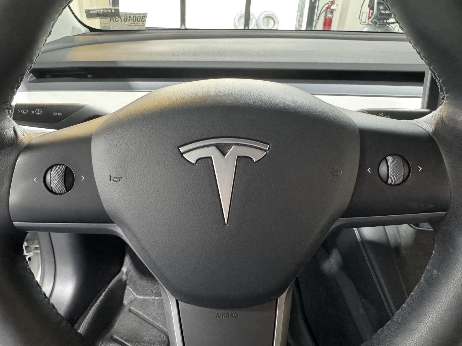 Vehicle photo 13