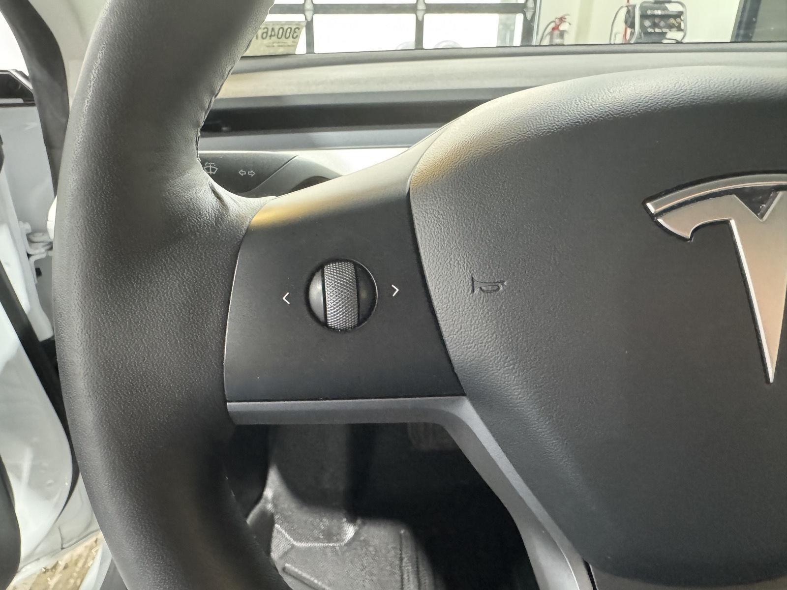 Vehicle photo 14