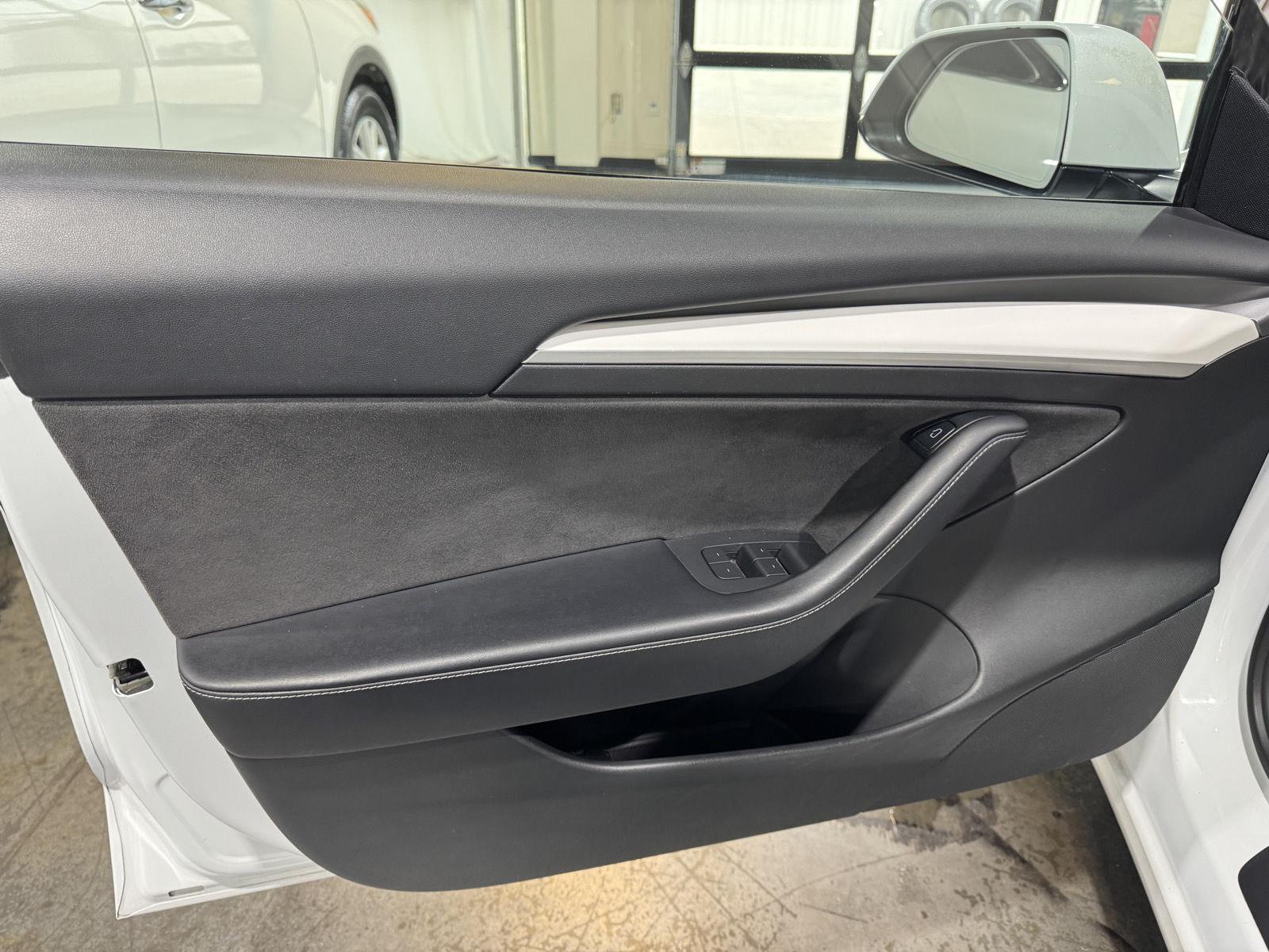 Vehicle photo 16