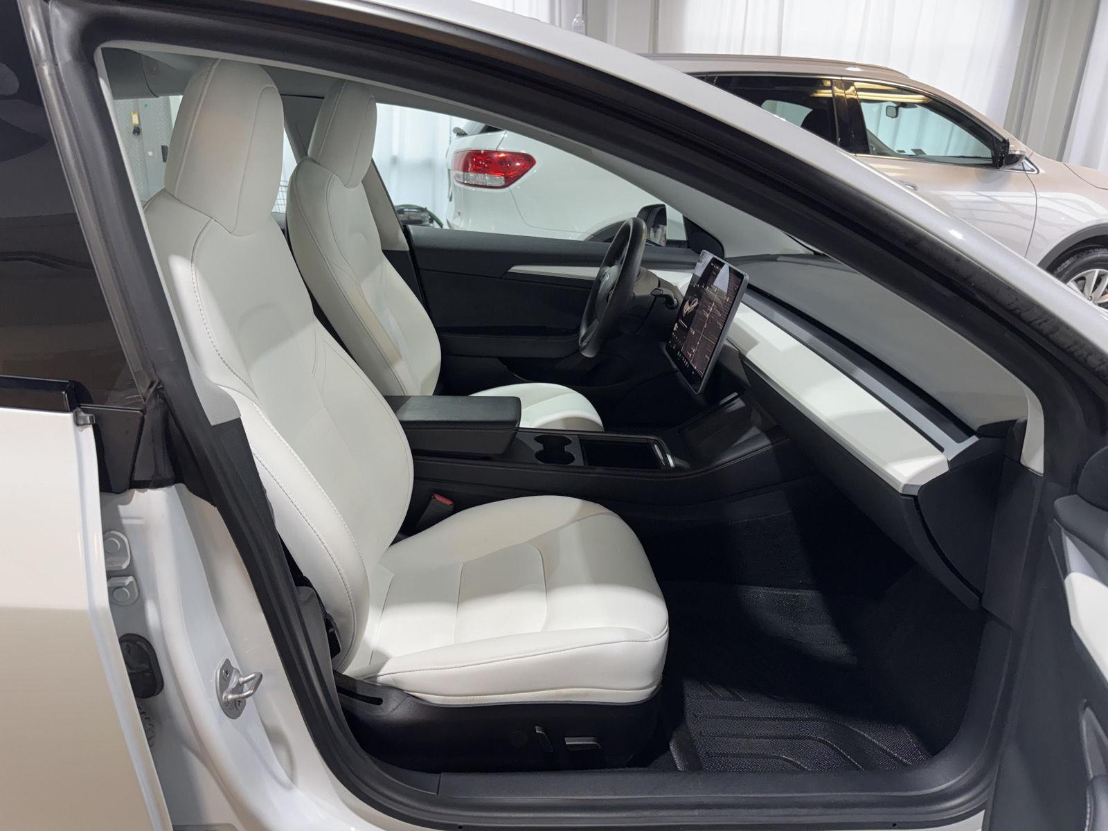 Vehicle photo 21