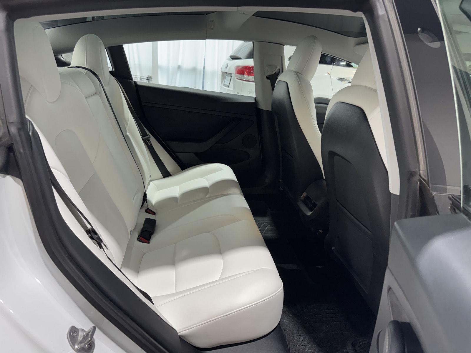 Vehicle photo 23