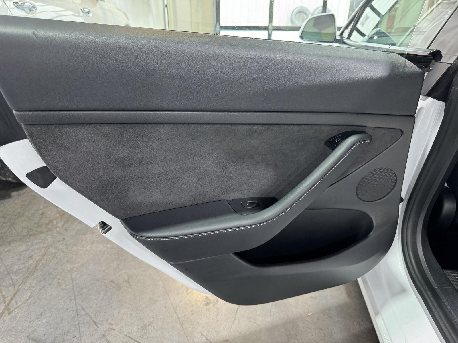Vehicle photo 24