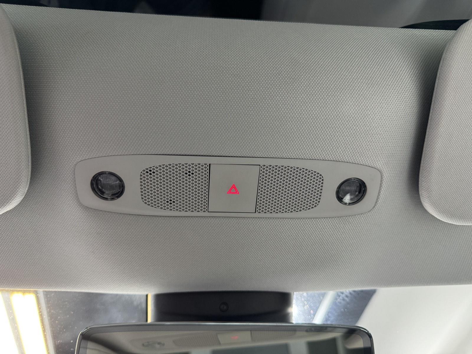 Vehicle photo 26
