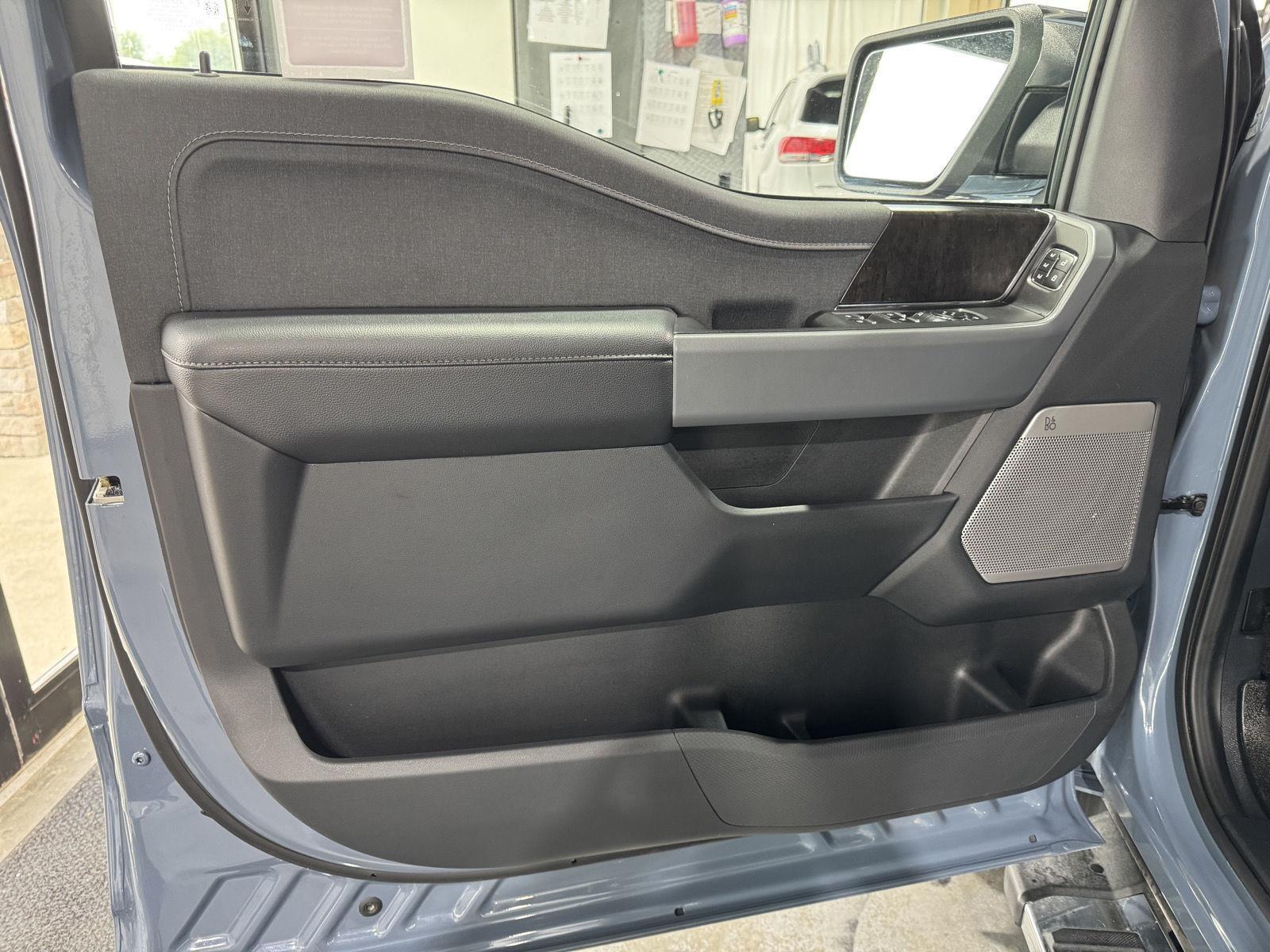 Vehicle photo 17