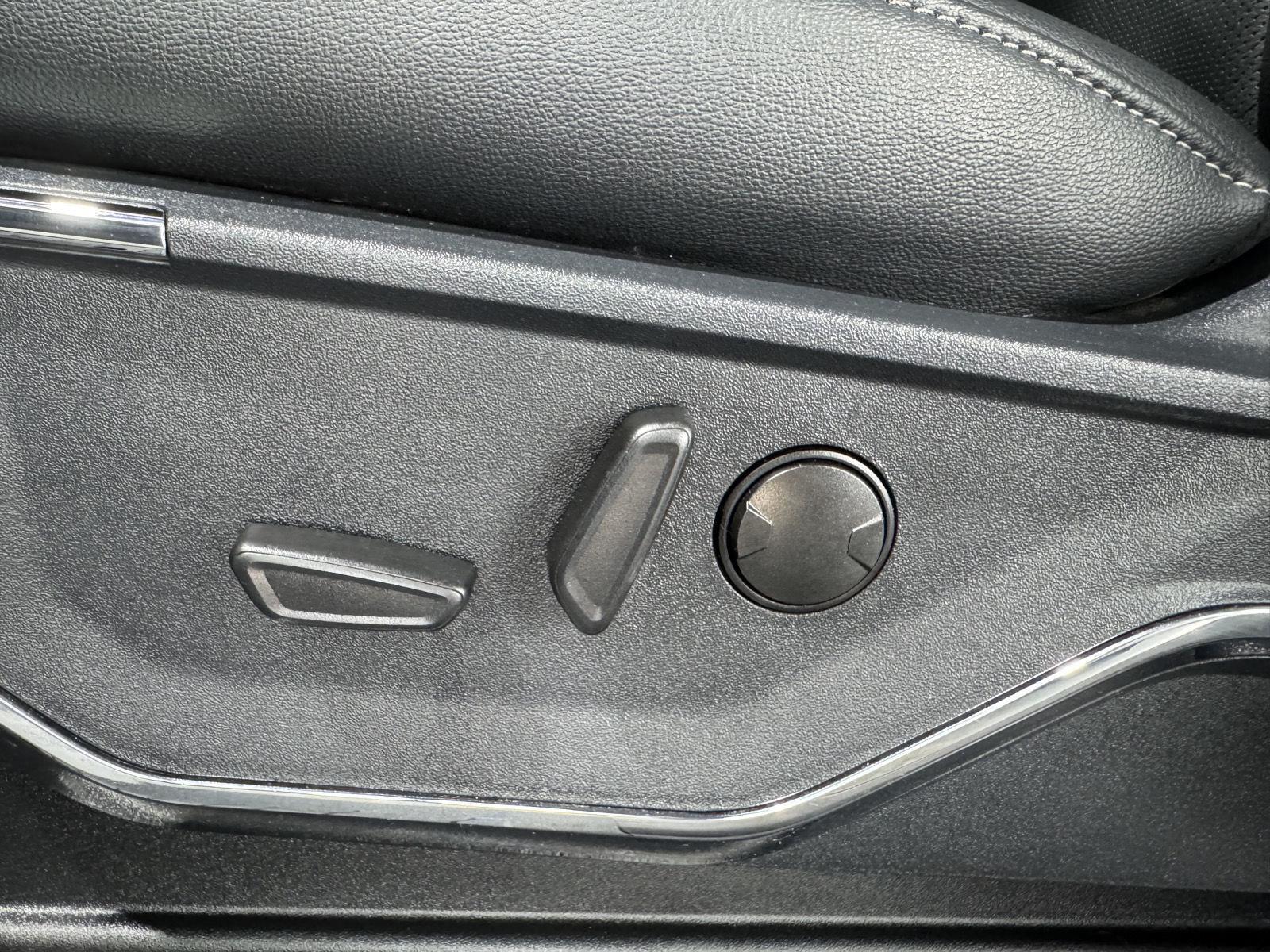 Vehicle photo 19