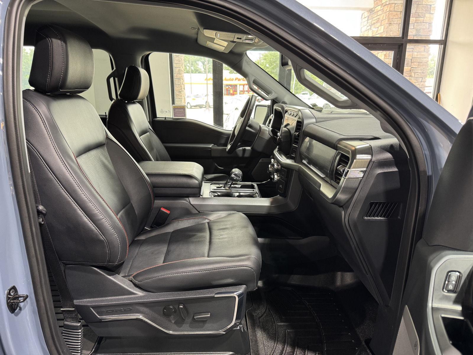 Vehicle photo 23