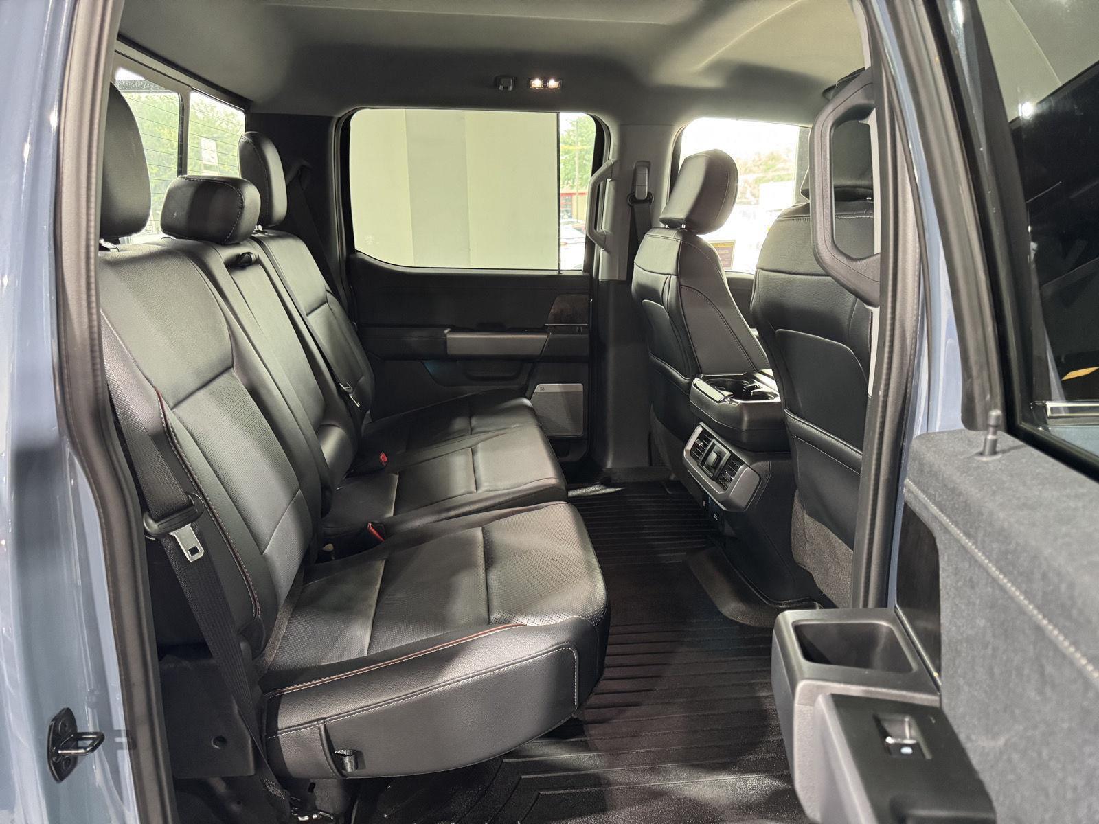 Vehicle photo 25