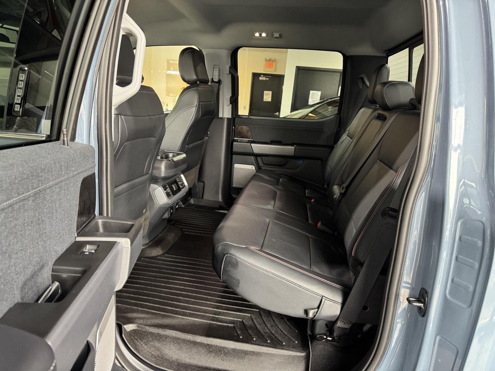 Vehicle photo 27