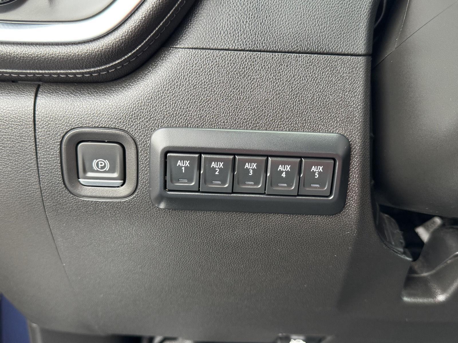 Vehicle photo 17