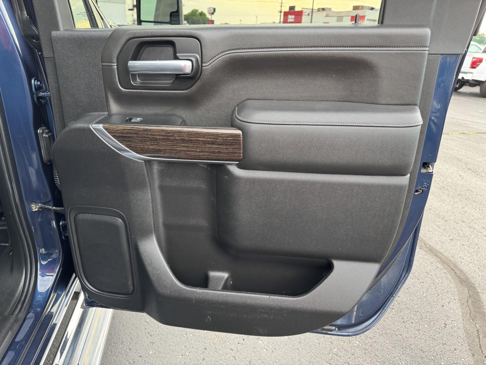 Vehicle photo 24