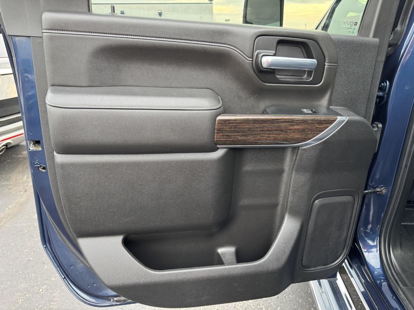 Vehicle photo 26