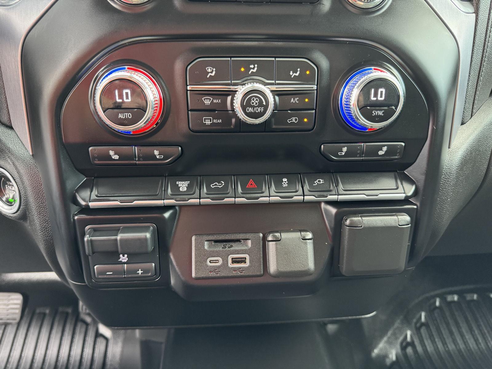 Vehicle photo 32