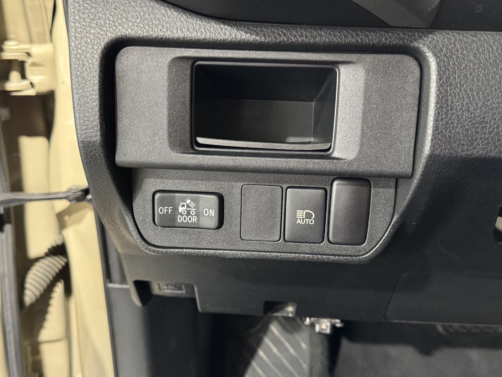 Vehicle photo 17