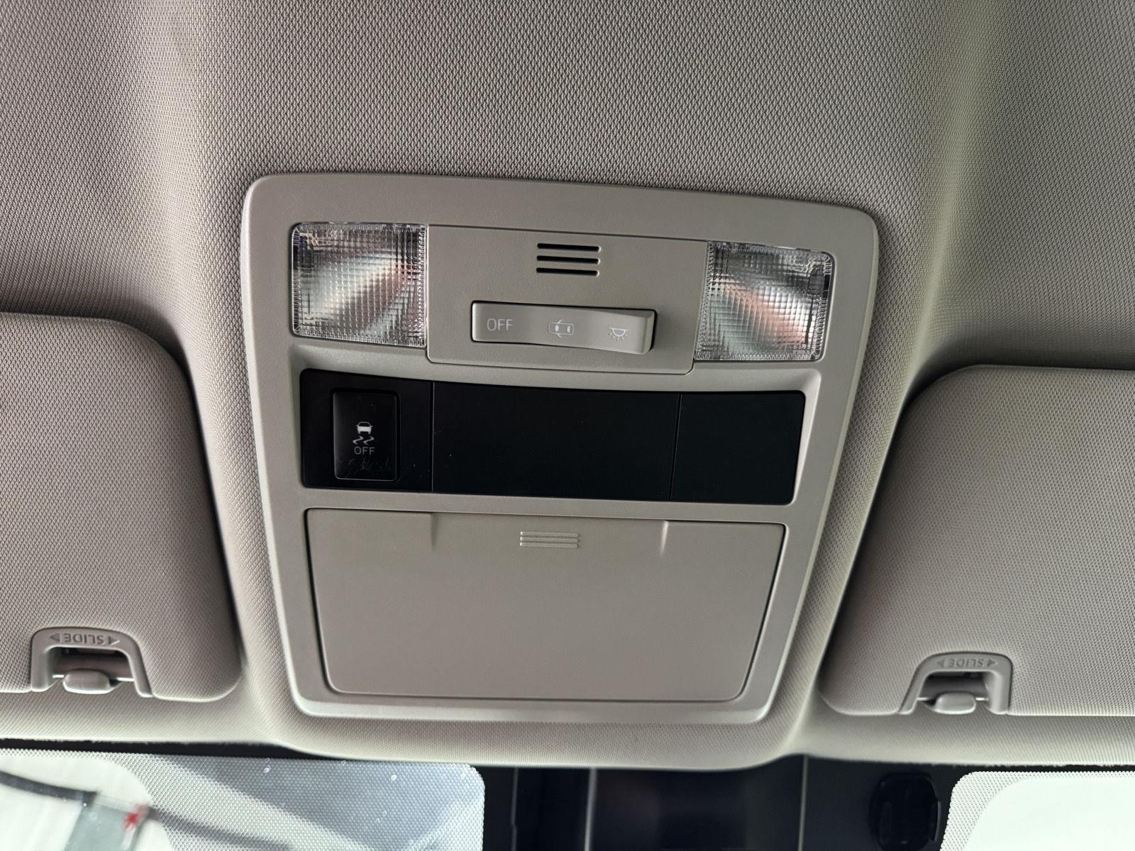 Vehicle photo 29