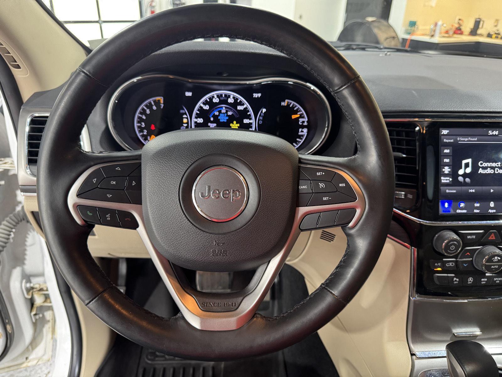 Vehicle photo 12