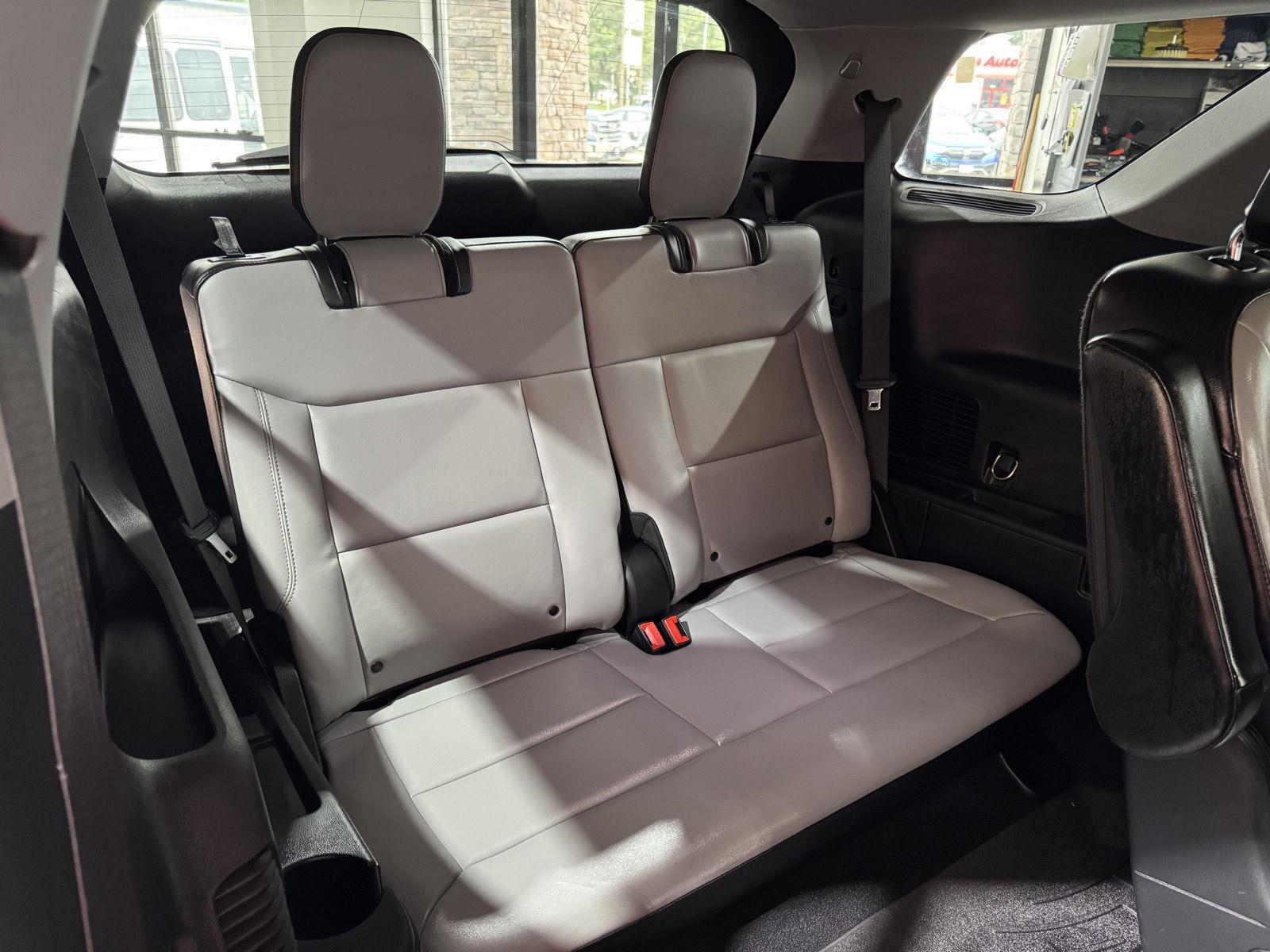 Vehicle photo 23