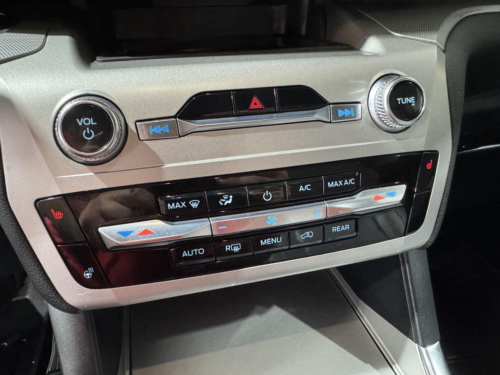 Vehicle photo 33