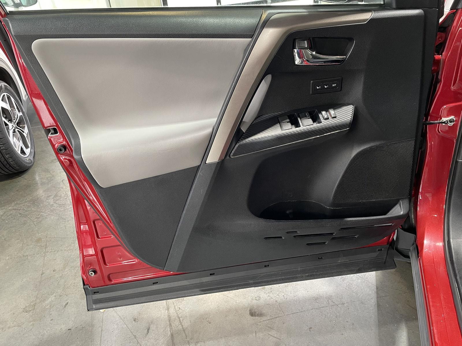 Vehicle photo 18