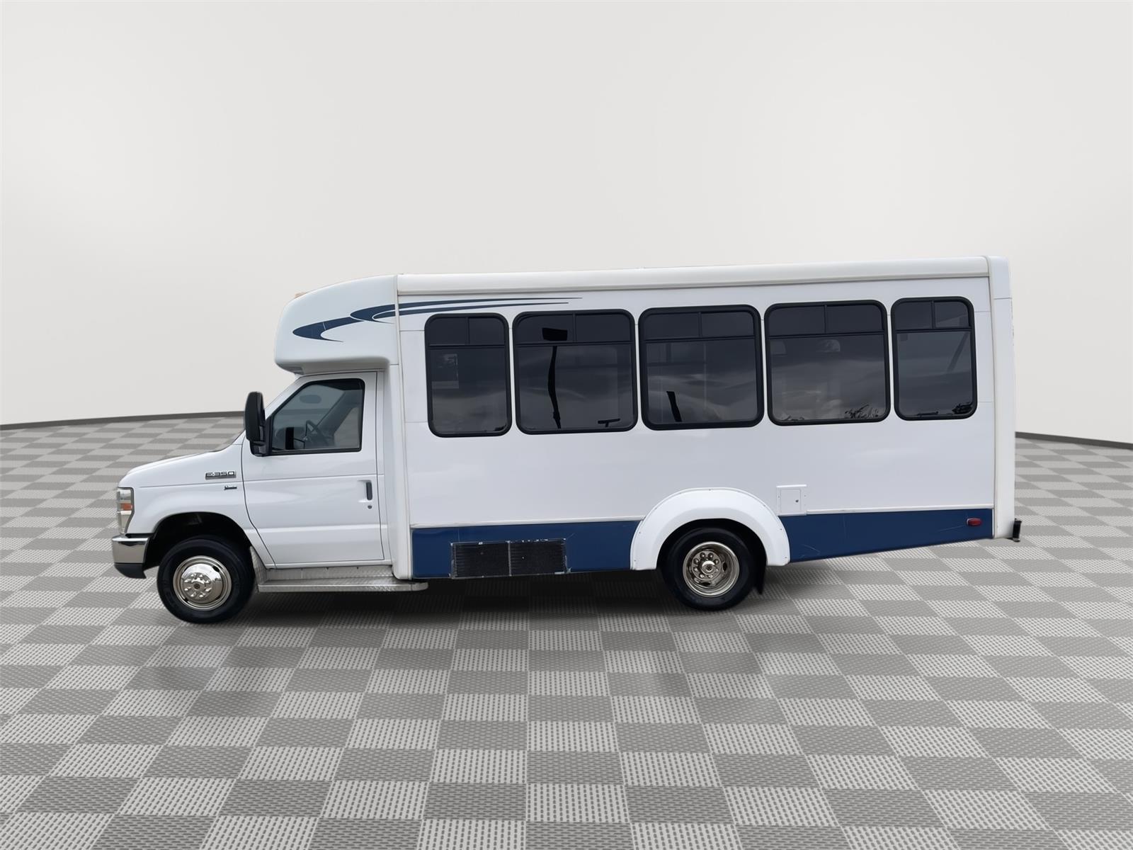 Vehicle photo 2