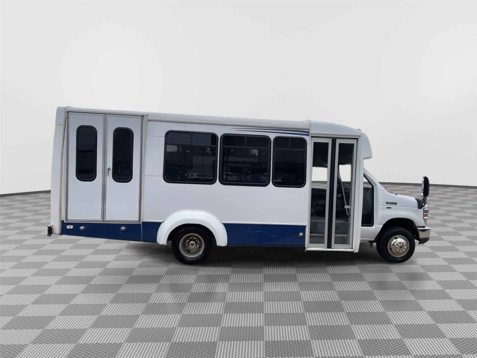 Vehicle photo 5