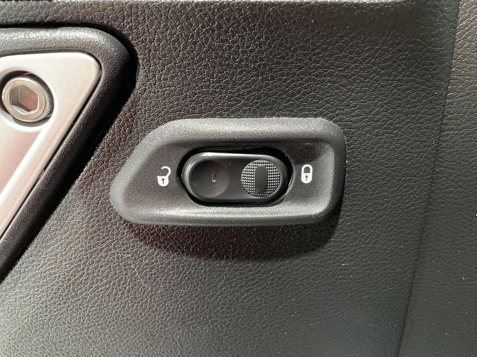 Vehicle photo 32