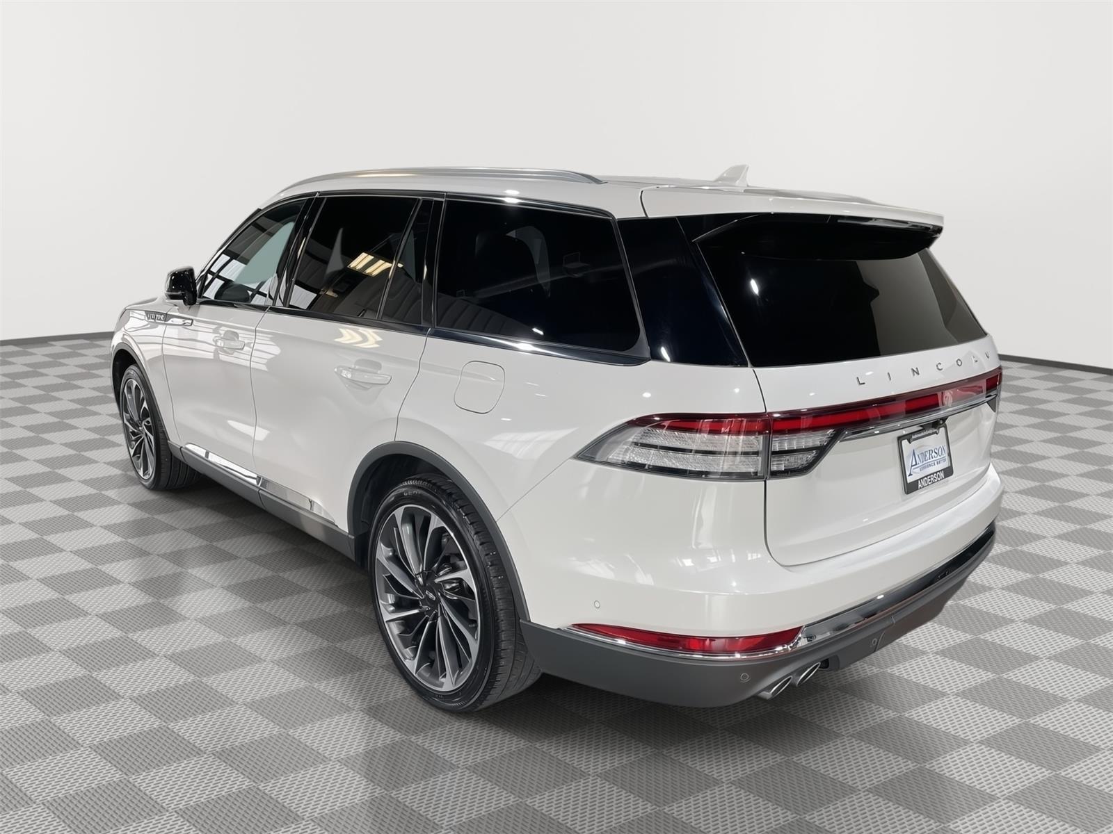 Vehicle photo 10