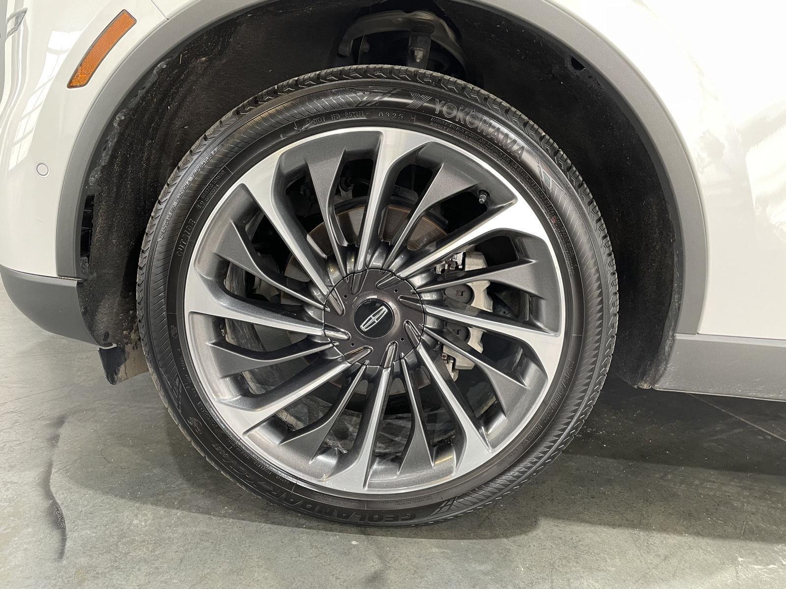 Vehicle photo 11