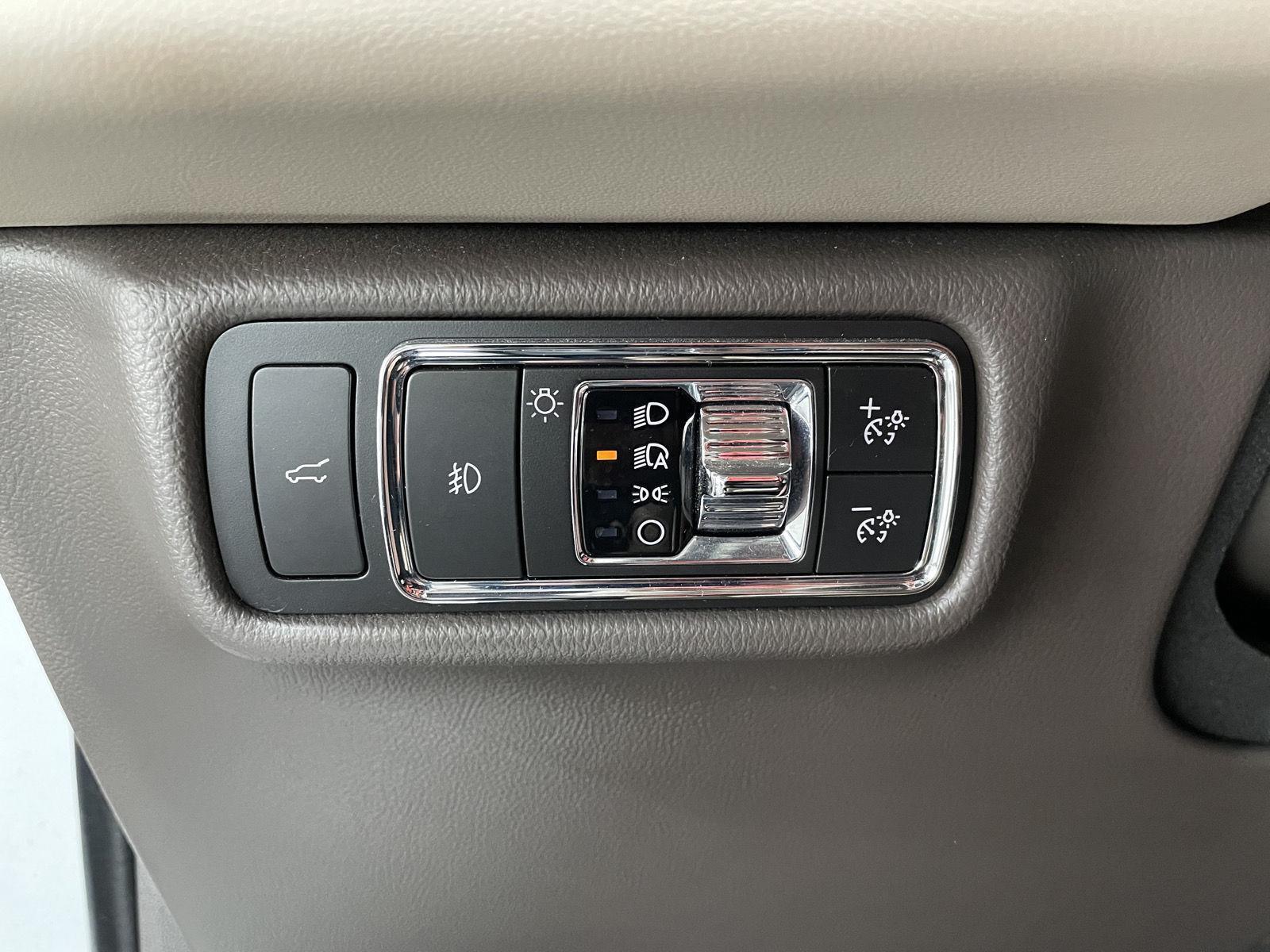 Vehicle photo 17