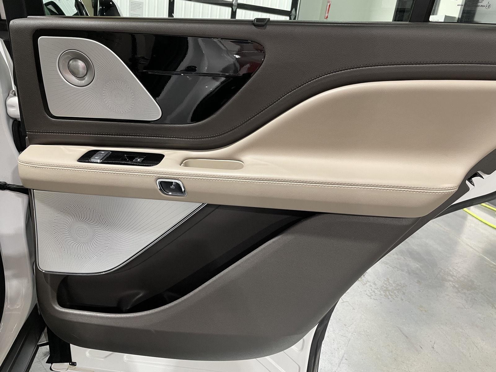Vehicle photo 23