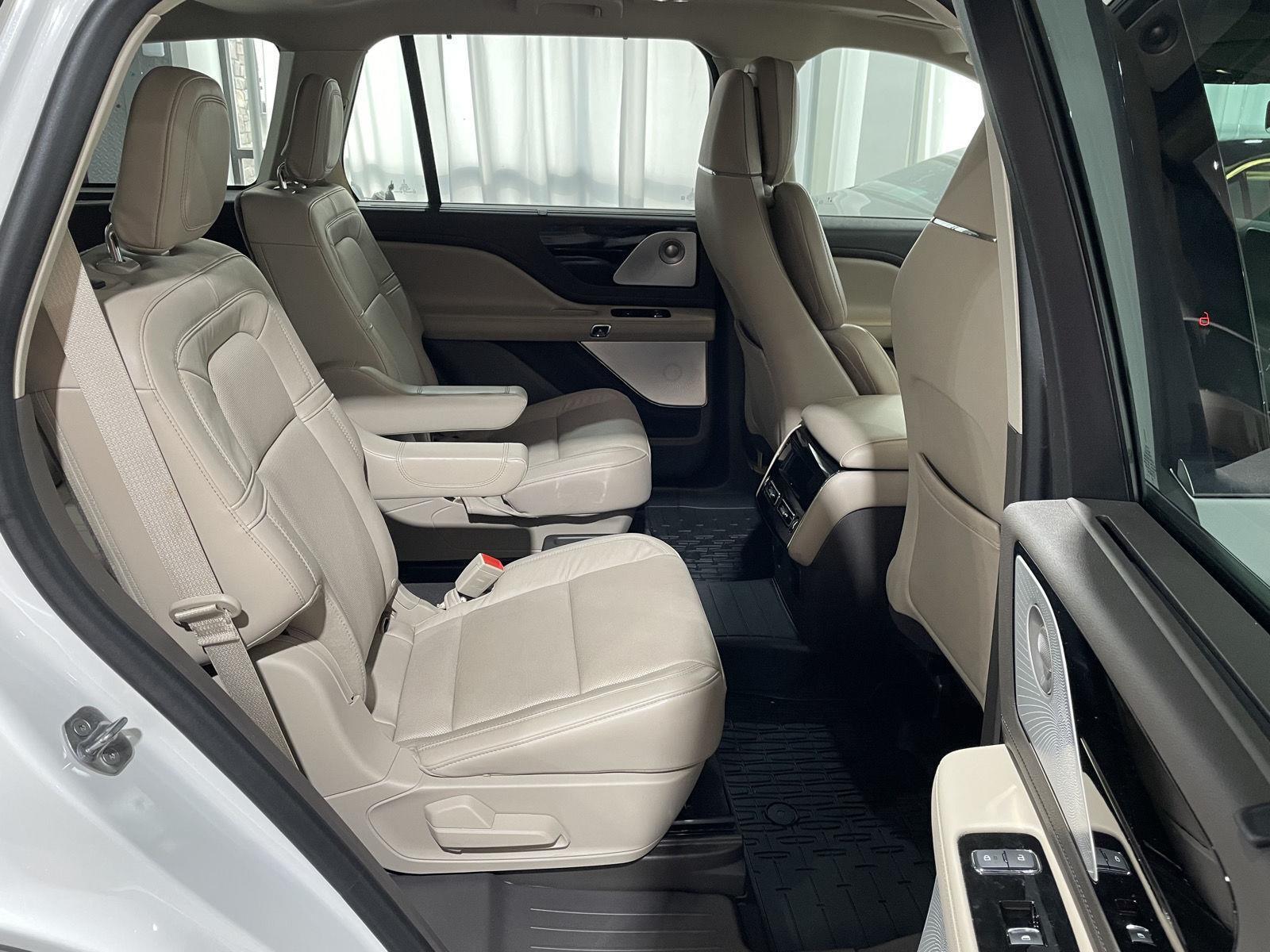 Vehicle photo 24
