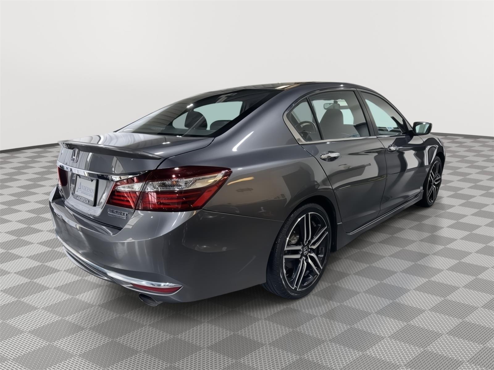 Vehicle photo 8