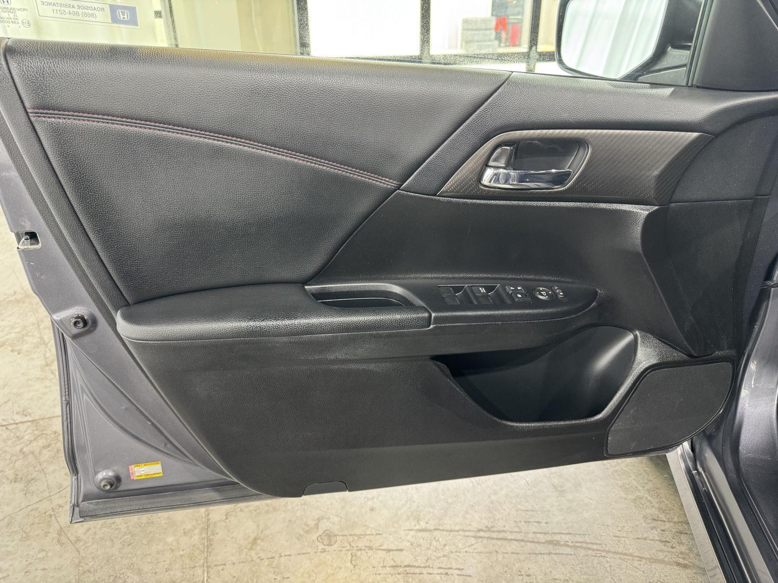 Vehicle photo 18