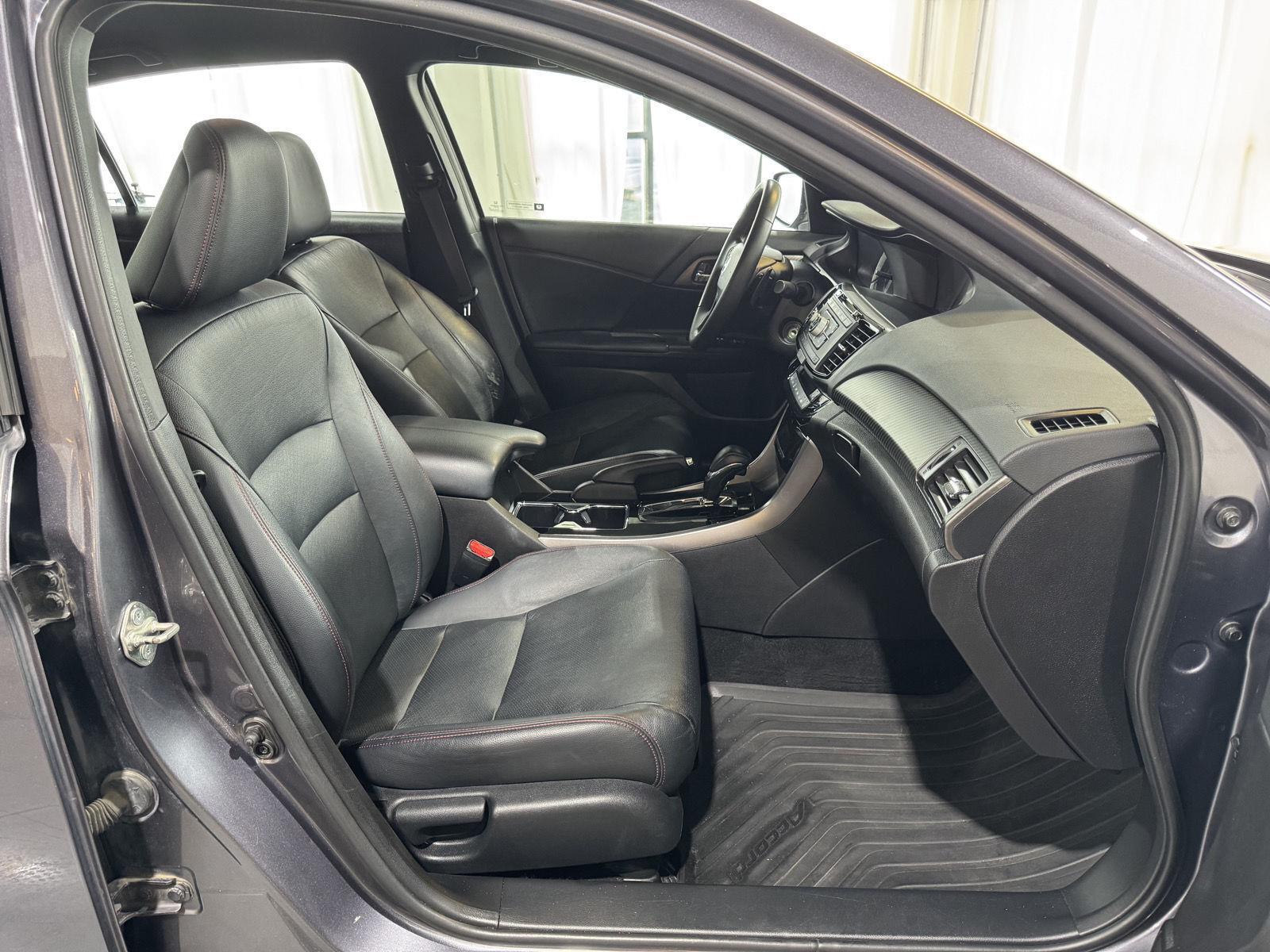 Vehicle photo 24