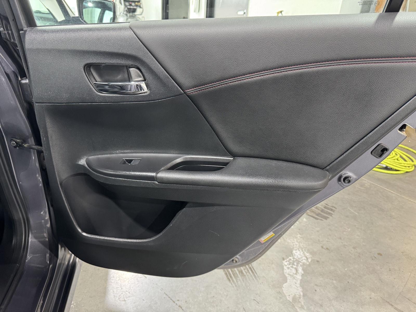 Vehicle photo 25